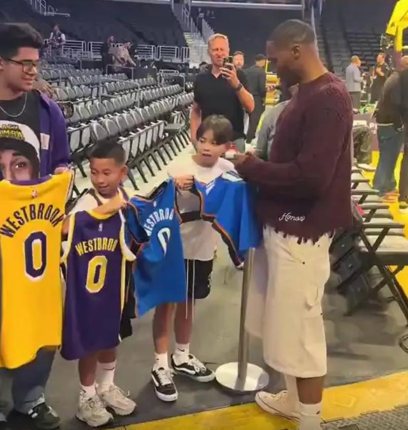 签湖人球衣, 随后威少以, entit 签湖人球衣, 随后威少以, entit